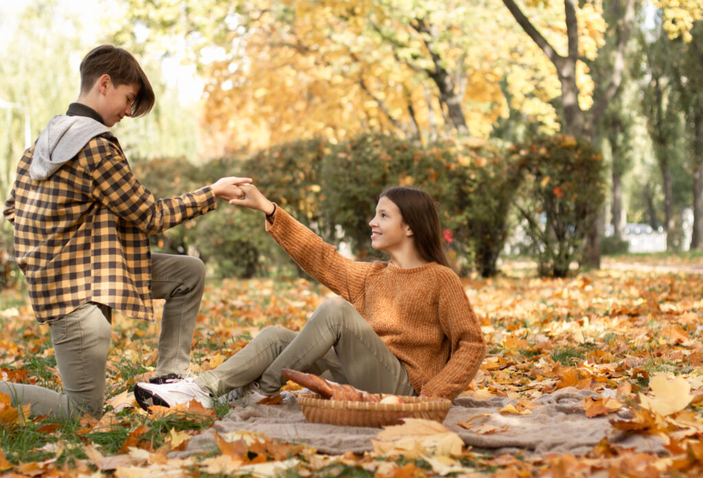 isle of wight photographer, two children having a picnic in the Autumn park